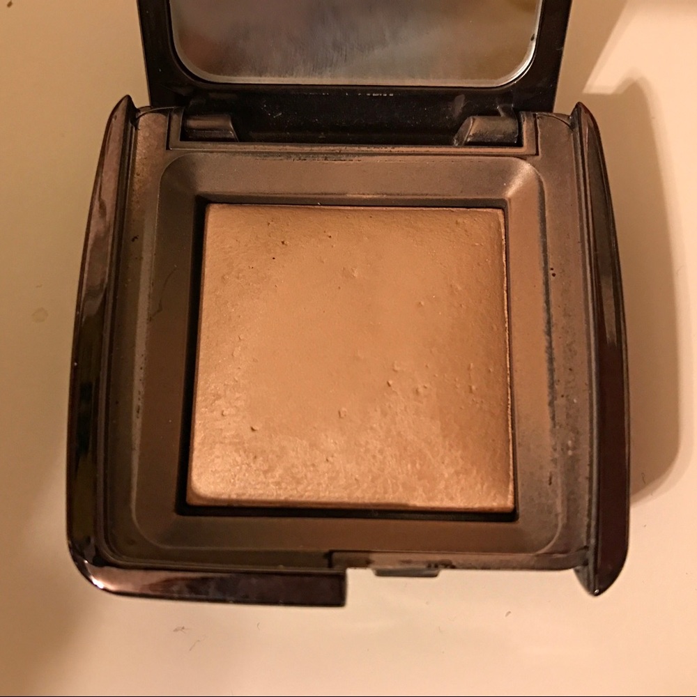 HOURGLASS Ambient Lighting Powder in Dim Light